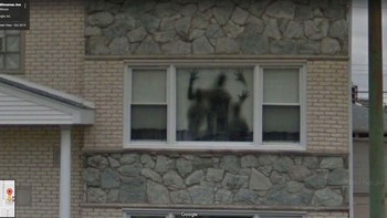 Untungnya foto menyeramkan ini hanya dekorasi Halloween. Foto: Google Street View via CNET