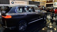 Dari desain, yang paling menyita perhatian adalah grille yang super lebar. Boleh dibilang grille ini begitu menguasai bagian depan mobil. Mungkin juga insinyur BMW membuat grille ini agar lebih sesuai dengan bodi mobil yang lebar.