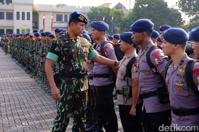 Polri Berangkatkan 460 Personel Bantu Evakuasi Korban Gempa NTB Polri Berangkatkan 460 Personel Bantu Evakuasi Korban Gempa NTB