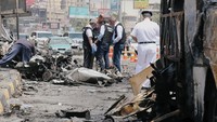 Sebuah ledakan mobil terjadi di dekat jembatan kota Kairo, Mesir, Senin (6/8/2018). Mohamed Abd El Ghany/Reuters.