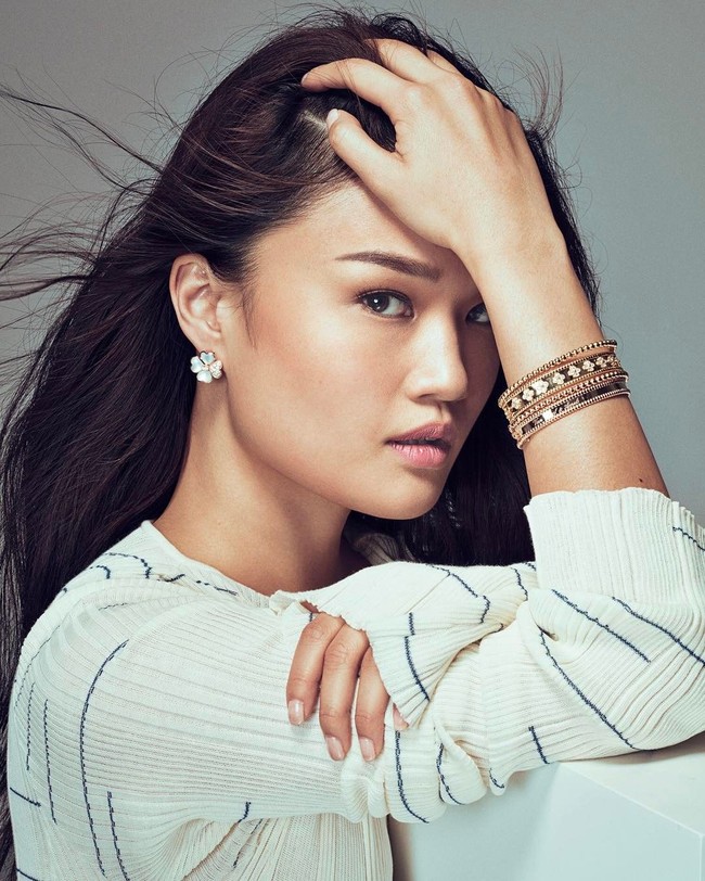 Sang kakek adalah pemilik perusahaan fashion Bossini. Keluarga Law adalah orang terkaya ke-27 di Asia. Kekayaannya mencapai US$ 6,5 miliar atau sekitar Rp 95 triliun. Queenie kini menjadi creative director di perusahaan keluarga. Ia pun kini mengeluarkan buku berjudul Dear Life.  Foto: Instagram