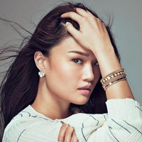 Sang kakek adalah pemilik perusahaan fashion Bossini. Keluarga Law adalah orang terkaya ke-27 di Asia. Kekayaannya mencapai US$ 6,5 miliar atau sekitar Rp 95 triliun. Queenie kini menjadi creative director di perusahaan keluarga. Ia pun kini mengeluarkan buku berjudul Dear Life.  Foto: Instagram