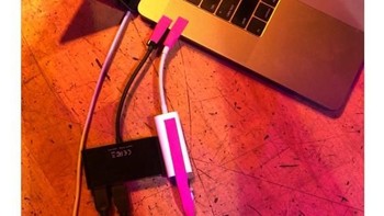 Niat untuk jadi perangkat yang lebih wireless malah berujung penggunaan banyak kabel. Foto: Twitter