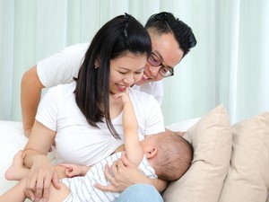 Bukan Isap Payudara, Begini Cara Suami Bantu Istri Perlancar ASI
