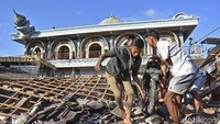 Selain itu ratusan orang luka-luka, ribuan rumah rusak, dan ribuan warga lainnya mengungsi ke tempat yang aman. ANTARA FOTO/Ahmad Subaidi.