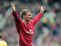 Teddy Sheringham, penggawa MU periode 1997–2001, memakai jersey nomor 10 sepanjang kiprahnya di klub. Sheringham menjadi bagian dari skuat peraih treble 1998/1999, berperan besar di final Piala FA dan Liga Champions saat jadi pemain pengganti. (Foto: Alex Livesey/Allsport)