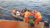 Pagi harinya, beberapa wisatawan mulai dievakuasi dari Gili Trawangan dan Gili Meno (@sutopo_PN/Twitter)