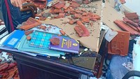 Ruang kerja pengadilan dipenuhi reruntuhan genteng.