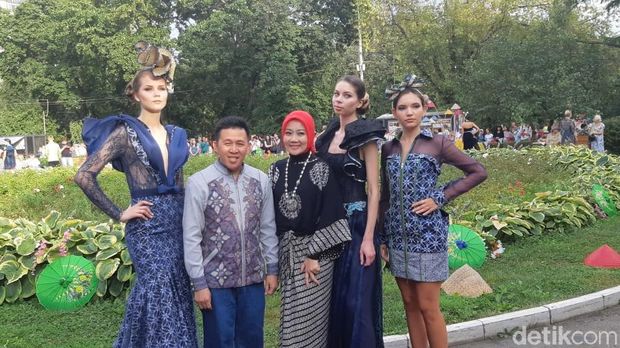 Desainer Ferry Sunarto bersama Atalia. Keduanya senang fashion show kembali digelar di Festival Indonesia