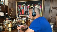 Selain bermain bola, ternyata Raphael punya hobi mendengarkan musik di kafe. Foto: Instagram @raphaelmaitimo