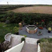 Bunker dirombak menjadi rumah layak huni dengan konsep unik. Ada kolam kecil serta berbagai pot tanaman hidup di bagian depan rumah. Dikutip dari Elite Readers, Elizabeth menghabiskan biaya hingga Rp 2,8 miliar untuk membeli dan merenovasi bunker yang dibangun sekitar tahun 1942 tersebut. Foto: Dok. Elite Readers/ SWNS.com