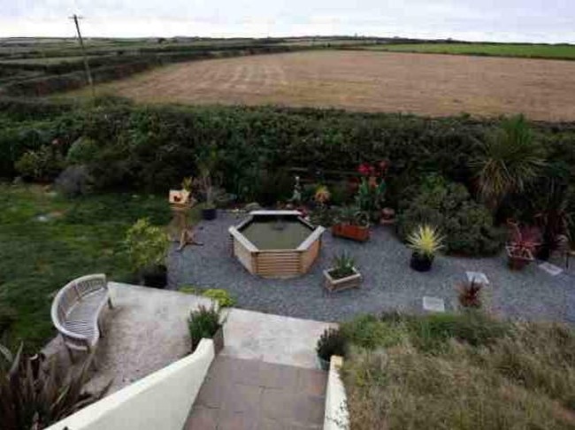 Bunker dirombak menjadi rumah layak huni dengan konsep unik. Ada kolam kecil serta berbagai pot tanaman hidup di bagian depan rumah. Dikutip dari Elite Readers, Elizabeth menghabiskan biaya hingga Rp 2,8 miliar untuk membeli dan merenovasi bunker yang dibangun sekitar tahun 1942 tersebut. Foto: Dok. Elite Readers/ SWNS.com