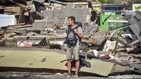 Para wisatawan yang berkunjung ke Tiga Gili pascagempa 7 (SR) di Kabupaten Lombok Utara memilih meninggalkan kawasan wisata tersebut dengan alasan keamanan. ANTARA FOTO/Ahmad Subaidi.