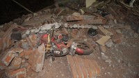 Kerusakan juga terjadi di Bali. Satu unit sepeda motor tertimbun puing bangunan yang roboh akibat gempa di salah satu pusat perbelanjaan di Denpasar, Bali, Minggu (5/8). ANTARA FOTO/Nyoman Budhiana.
