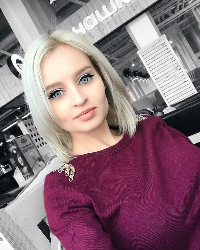 Julia pun mengklaim bahwa ia tidak menjalani pembedahan agar memiliki tubuh kurus. Bentuk tubuhnya memang seperti itu sejak lahir. Foto: Instagram @pink_huink