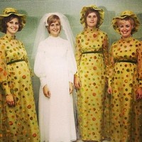 Model gaun para bridesmaid ini memang sama seperti pengantin wanitanya. Tapi motif dan warna, ditambah topi, membuat penampilan mereka seperti baru pulang dari pesta karnaval. Foto: Dok. Bored Panda