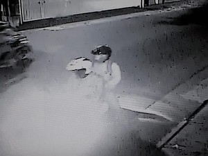 Terekam CCTV, Pelaku Bom Molotov di Rumah Kapitra Ada 2 Orang