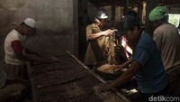 Para pekerja menyusun mie sebelum dijemur.