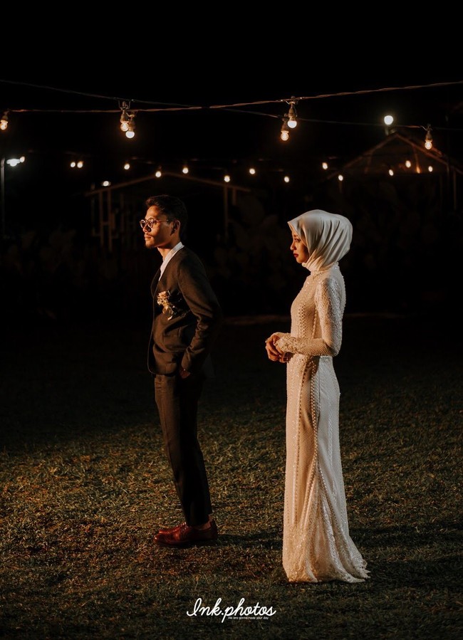 Gaun dengan detail handmade beading itu dipadukan dengan hijab segi empat satin yang dipakai secara sederhana. Agar tampak lebih spesial, Nina memakaikan veil di atas hijab satinnya. Foto: Ink Photos (Instagram @ink.photos)