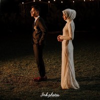 Gaun dengan detail handmade beading itu dipadukan dengan hijab segi empat satin yang dipakai secara sederhana. Agar tampak lebih spesial, Nina memakaikan veil di atas hijab satinnya. Foto: Ink Photos (Instagram @ink.photos)