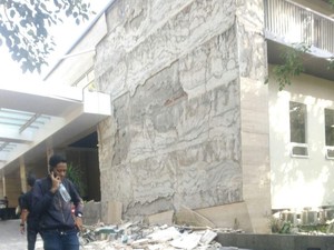Gempa NTB, Dinding Keramik Hotel Santika Mataram Rontok
