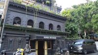 Studionya sendiri berukuran 2x1, bewarna gelap dan di kelilingi pohon kiri-kanan. Foto: Hanif Hawari