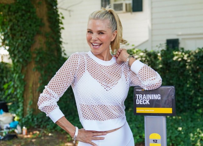 “Kalian semua dapat terhindar dengan rajin menggunakan tabir surya. Saya agak terlambat, jadi sekarang untuk sang putri duyung/tukang kebun ini, saya akan menggunakan SPF 30 dengan tebal, mengoleskannya kembali jika perlu, mengenakan lengan panjang dan topi,” tulis Christie dalam unggahannya di Instagram. Foto: Getty Images