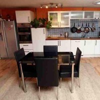 Bagian dalam bunker yang sudah mengalami transformasi dramatis setelah direnovasi besar-besaran. Ini area dapur bunker yang juga dilengkapi meja makan. Foto: Dok. Elite Readers/ SWNS.com