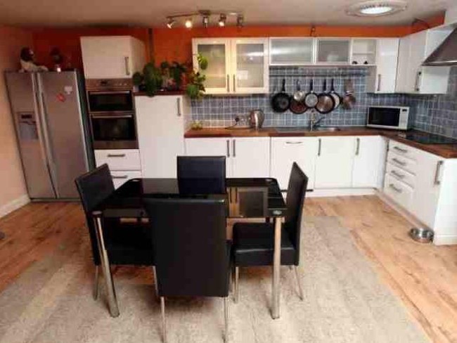 Bagian dalam bunker yang sudah mengalami transformasi dramatis setelah direnovasi besar-besaran. Ini area dapur bunker yang juga dilengkapi meja makan. Foto: Dok. Elite Readers/ SWNS.com