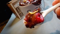 Terakhir Anda bisa menutup sajian eksotik ini, dengan mencicipi kue cokelat leleh lengkap dengan buah raspberry dan belatung yang masih segar. Foto: Archipelago London