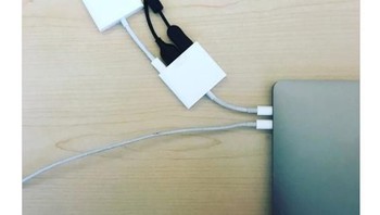 Selain charger yang ringkih, keberadaan konektor juga dikritik. Foto: Twitter