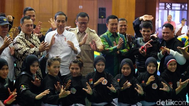 Jokowi dan Edhy Prabowo bergaya silat.
