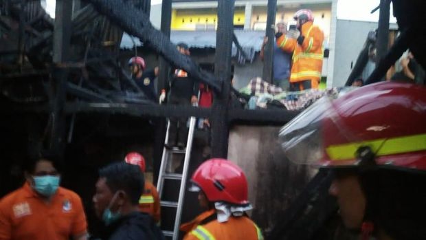 Kebakaran menghanguskan enam unit rumah.