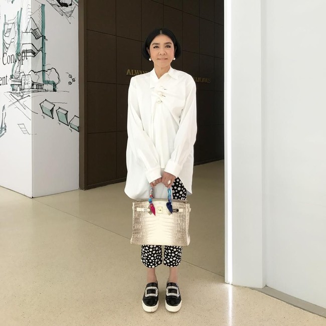 Sebagai Ratu Hermes, Monlahcha Skulthai yang dikenal sebagai pemilik klinik kecantikan ternama di Thailand, tentu saja punya tas Hermes Birkin Niloticus crocodile yang harganya mencapai Rp 2 miliar. (Foto: Instagram @ au_skulthai)