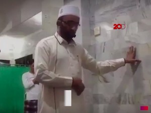 Masyaallah... Imam Masjid Ini Tetap Salat Meski Digoyang Gempa