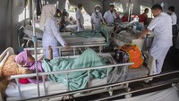 Pemindahan dilakukan usai pulihnya situasi dari kepanikan akan gempa susulan. ANTARA FOTO/Nyoman Budhiana.