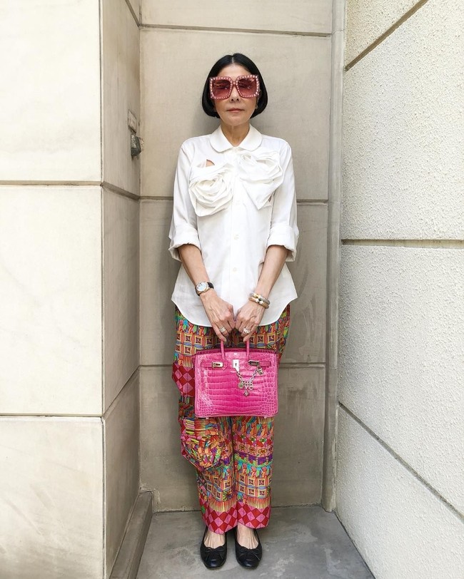 Hampir 3.000 foto yang diunggah Monlahcha ke Instagram dan nyaris seluruhnya memperlihatkan penampilannya menenteng tas Hermes. Salah satunya gayanya memakai kemeja putih dan kacamata Gucci serta tas Hermes Birkin berwarna pink yang harganya bisa mencapai lebih dari Rp 1 miliar ini. (Foto: Instagram @ au_skulthai)