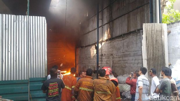 Gudang Barang Rongsok Terbakar di Semarang, 15 Damkar Dikerahkan