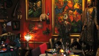Tidak hanya menu makanannya saja yang unik, desain interior restoran juga tak kalah menarik. Pengunjung seakan diajak masuk ke dalam dunia yang berbeda, dengan berbagai pajangan eksotis dari berbagai belahan dunia. Foto: Archipelago London