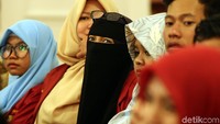 Para mahasiswa mendengarkan penjelasan Jokowi.