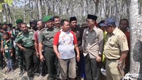 Bupati Ngawi juga ikut meninjau lokasi. Fenomena ini sering terjadi di wilayah Ngawi. Dia bercerita dulu pernah ada kejadian serupa namun disertai api yang keluar dari bawah.   