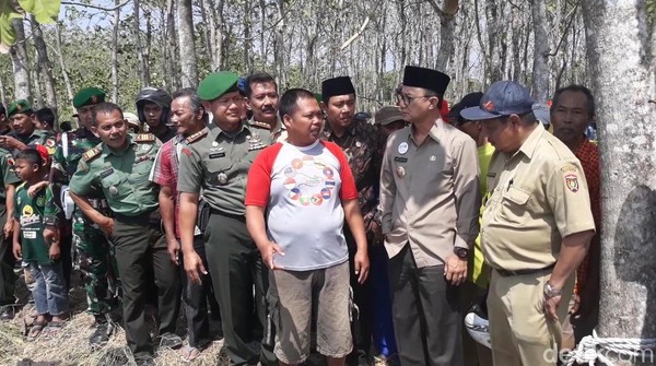 Warga-Bupati Ramai-ramai Lihat Heboh Semburan Air Lumpur 30 Meter