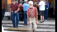Masih ingat shuffle dance? Kakek ini jago banget lho sampai-sampai bikin penonton yang seusianya ikutan nge-dance. (Foto: YouTube)
