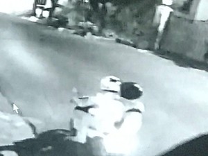 Terekam CCTV, Ini Penampakan 2 Pelempar Molotov di Rumah Kapitra