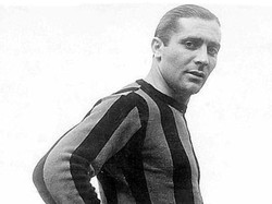 Periode tersukses Giuseppe Meazza terjadi saat dia berseragam Inter Milan. Salah satu pesepakbola terbesar yang pernah dipunya Italia ini, yang namanya diabadikan sebagai nama stadion, memperkuat Milan pada 1940-1942 dan Juventus di 1942-1943 (ist)