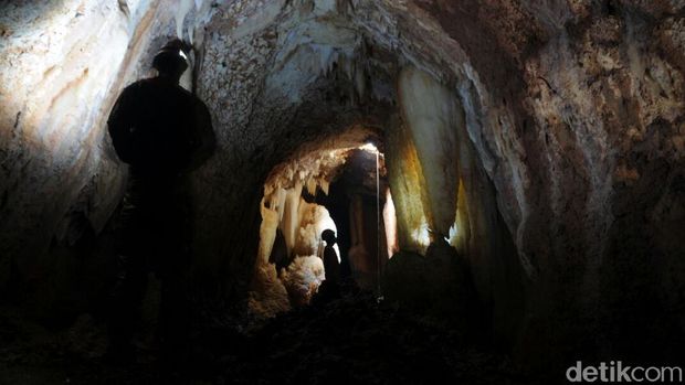 Di dalam gua anyar ini penuh stalagtit/