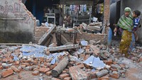 Kepala BMKG Dwikorita Karnawati mengatakan gempa 7 SR di Lombok, Nusa Tenggara Barat (NTB), Minggu (5/8) berpotensi tsunami meski letak episenternya berada di darat. Penyebabnya sumber gempa bumi bukanlah suatu titik tetapi merupakan bidang patahan yang menerus atau melampar memanjang hingga bidang patahan atau robekan batuan tersebut masuk di dasar laut di dekat Pantai Lombok di bagian utara.  (Foto: Antara Foto)