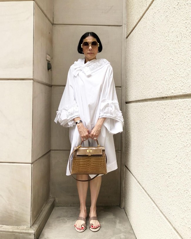 Dalam wawancara dengan Tatler, Monlahcha mengaku mengenal Instagram dari putrinya, Chutimon. “Mendapatkan banyak like ternyata menyenangkan dan sebelum aku menyadarinya, aku kecanduan,” katanya. (Foto: Instagram @ au_skulthai)