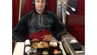 Terbang ke Bali untuk bertanding di laga Piala Presiden, Raphael memilih makan siang di pesawat lengkap dengan buah-buahan. Foto: Instagram @raphaelmaitimo