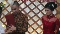 Saat Ikmal menerima cincin pertunangan dari ibunda sang kekasih. Foto: Dok. Instagram/sastiinirmala